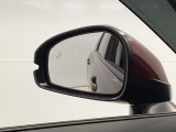 ブラインドスポットインフォメーションは走行中、斜め後ろに車両を感知すると、ドアミラーやピラーの上にマークを点灯してお知らせします。