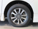 純正のアルミホイール装着車です。タイヤサイズは195/65R15です。
