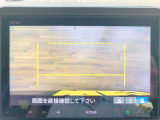【リヤカメラ・トップビュー】真上からの映像で後方を確認でき、後退駐車や狭い場所での車庫入れも安心です。
