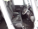 フロントシートはベンチシートです、運転席と助手席の移動が簡単です。 また運転席シートの高さも調整できます。