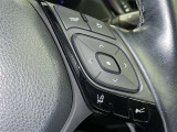 ステアリングスイッチ付き。前方から目を離すことなく操作することが可能です。
