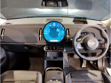 MINIの内装はとにかく『円』に拘ったデザインコンセプトが一目で伝わってきます。これほど円形に拘った車は他に御座いません。伝統のデザイン、トグルスイッチなど遊び心のある内装で御座います。