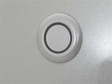 スマートアシストです。目の前の壁との衝突を避ける事を最優先に、ドライバーがアクセルを踏んでもブレーキを自動でかける安全装備です。