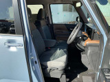 運転席も広々でゆったり気分で運転できます♪