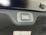 電動式バックドアです。 荷物を持ったままでもボタン一つで自動的に開け閉めできるので便利ですよ。 挟み込み防止機能も付いていますのでお子様の手や荷物を挟み込むのを防いでくれますよ。