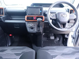 運転のしやすさを最優先に設計された見晴らしの良いインパネ。車両間隔が掴みやすく狭い道でも安心。