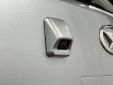 【バックカメラ】 対応モニターを装着することで、駐車時に車両後方の様子を見ることができます。
