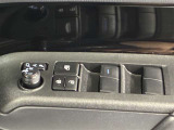 格納式リモコンドアミラーと、パワーウィンドウマスタースイッチです。車内の換気も運転席から簡単に行えます。