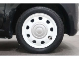 純正のホイールカバーが足元を飾ります!タイヤサイズは155/65R14でございます。