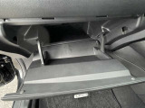 グローブボックスの他にも収納をご用意してます。車内をスッキリ見せることができます。