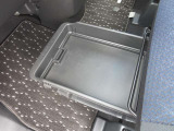 助手席シートアンダーボックス