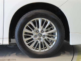 純正のアルミホイール装着車です。タイヤサイズは225/60R17です。