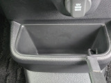 足元には便利なセンターロアボックスを設置。車内を整理しやすく、使い勝手の良さが魅力です。