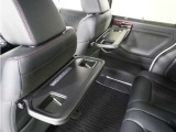 ◆シートバックテーブル◆フロントシートの背面に後席用のテーブルがついています。小物が置けて!カップホルダーもあります、ドライブ中や休憩時にも便利なテーブルです。