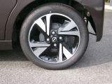 日産純正のアルミホイールです。足元からかっこよく決まってます。
