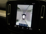 【360&deg;ビューカメラ】4台の高解像度カメラで360度の鳥瞰図を表示。隣の車や壁、死角にある障害物などを画面で確認できるため、狭いスペースでの駐車・出入りも安心です。