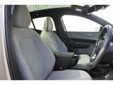 運転席パワーシートの全体です。スカンジナビアン・デザインを体現した人間工学設計となっており、無駄のない形状ながら長時間の着座でも腰が疲れにくいシートです。