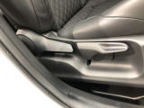 運転席シート座面は上下アジャスター付きです。お好みの位置に調整可能です。