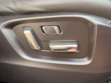 運転席は10Wayの電動シートになっています。ドライバーの体格に合わせたドライビングポジションを設定出来ます。また、2人分のポジションをメモリー出来るのでいつでも自分のポジションに戻せます♪