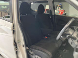 運転席、助手席です。座面も広くゆったりと座れてアームレストも付いているので重宝します。