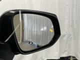 隣車線を走る車両をレーダーで検知し、ドアミラーでは確認しにくい後側方エリアに存在する車両に加え、急接近してくる車両も検知します。車両を検知するとドアミラーに搭載されたLEDインジケーターが点灯します。