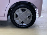 スタイリッシュでシンプルなデザインのホイールキャップ付きです!