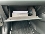 シンプルなグローブボックス。車検証などを収納しておくことが出来ます。