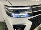 白く明るい光で夜間走行をサポートするLEDヘッドランプを搭載