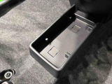 ティッシュ箱もぴったり収まるセンターフロアトレイ