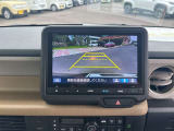 【バックカメラ】後退時に車両後方の映像をモニターに映す機能。目視できない死角を確認でき、衝突事故を防ぎます。駐車が苦手な方だけでなく全てのドライバーに必須の安全装備です。