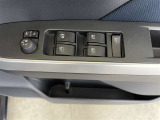 パワーウィンドウスイッチで運転席から全席の窓の開閉ができます♪
