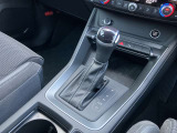 軽く操作するだけで、Audiの精密なメカニズムとドライバーの意思がシンクロし、洗練された走りの始まりを予感させるエレガントなインターフェースです。