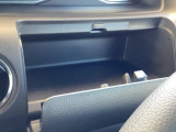 運転席にはアッパーボックスを備えており、小物の収納に便利です。