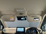 運転席のサンバイザーにはバニティーミラーも付いています。身だしなみチェックには欠かせません。