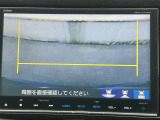 カラービジョンとガイド線で見やすい視点切替式のバックモニター。