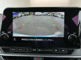 ギアを『R』に入れた後、カメラボタンを2回押すと、ナビ画面に後方の映像を映してくれるので、駐車がし易くなります。
