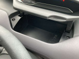 ちょっとした物を週のできる運転席アッパーボックス。USB端子付きです。