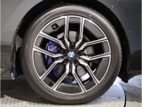 【BMWアロイホイル】軽量かつ強度に拘ったアロイホイル。走行性能ポテンシャルを引き出す設計。車の足元を引き締めてくれる大きなポイントはアロイホイルです。
