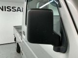 【ドアミラー】主な役割は、運転席からは見えない車の側面や斜め後方の状況を確認し、安全な運転をサポートすることです。車線変更・後続車両の確認・そして死角の低減に貢献します。