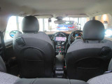 車内は落ち着いたライトグレーの天井生地です。明るい色合いで、車内空間を広く見せる効果があります☆