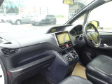 視界が広く運転しやすい運転席まわりです。各スイッチ類の位置も直感的に操作しやすく、長距離ドライブでも疲れにくい設計になっています。