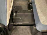 中敷きを立ち上げれば、倒れやすい荷物も安定して積める置きラクボックスが標準装備