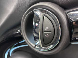 MINIの運転席操作部は、中央に構えるディスプレイが最大の特徴です。航空機を思わせるトグルスイッチなど、直感的で遊び心のあるメカニカルな操作感が、ゴーカートのような走りの高揚感を高めます。