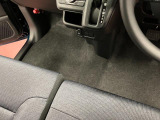 運転席から助手席への移動も簡単です。
