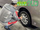 タイヤホイールの細やかな溝まで洗剤を使用して磨き上げます、足元もピカピカに仕上げていきます。