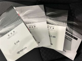 メンテナンスノート、取扱説明書ですね。 車の情報が凝縮されています。 車の整備記録が記載されている大事な物ですよ。