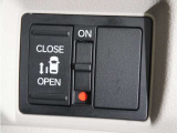 ◆片側電動スライドドア◆狭い駐車場でも乗り降りが楽々♪お子様が隣の車にドアを当ててしまう心配もございません!小さなお子様連れの方もこれで安心。