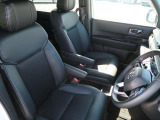 アームレストも装備されていますので快適に運転できますね!