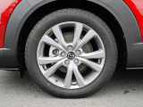 18インチ純正アルミホイールを装備。タイヤサイズは215/55R18となります。
