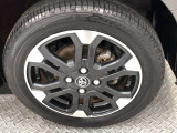 【純正アルミホイール】です!車両デザインに合わせてホイールをデザインしているため、見た目にもカッコイイアルミホイール♪洗車もラクチンで錆びません。
